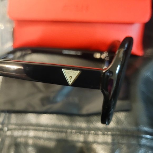 Brand new Guess sunglasses full inclusion - Picture 3 of 5